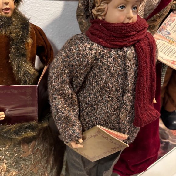 Carolers figurines 4 Christmas real clothing resin. The tallest 28”& 20” Rare - Picture 7 of 16